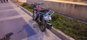 Adana'da, beton bariyere çarpan motosikletteki 2 kişi yaralandı