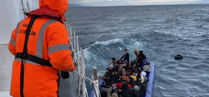 Çanakkale açıklarında 56 düzensiz göçmen kurtarıldı