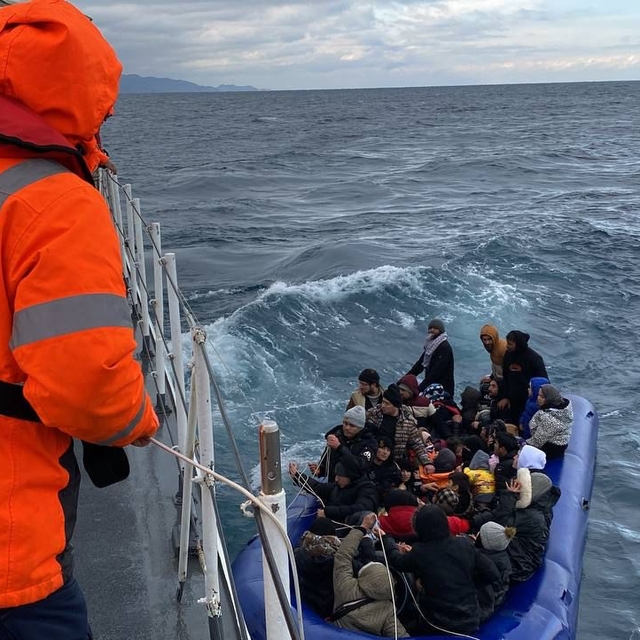 Çanakkale açıklarında 56 düzensiz göçmen kurtarıldı