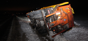 Bilecik'te kar küreme ve tuzlama aracı devrildi