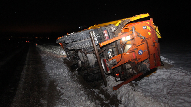 Bilecik'te kar küreme ve tuzlama aracı devrildi