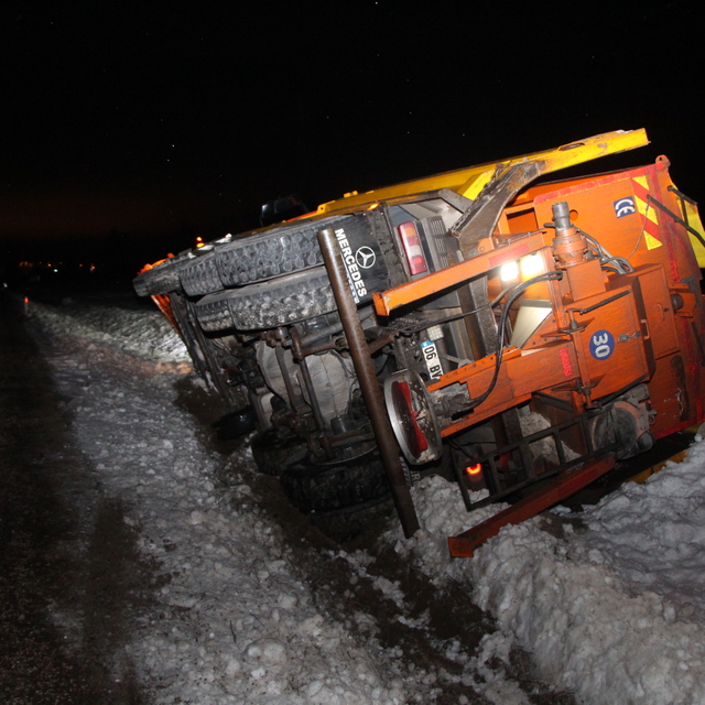 Bilecik'te kar küreme ve tuzlama aracı devrildi