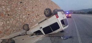 Gediz'de devrilen hafif ticari aracın sürücüsü yaralandı