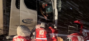 Van'da Kızılay ekipleri yolda kalan sürücülere kumanya dağıttı