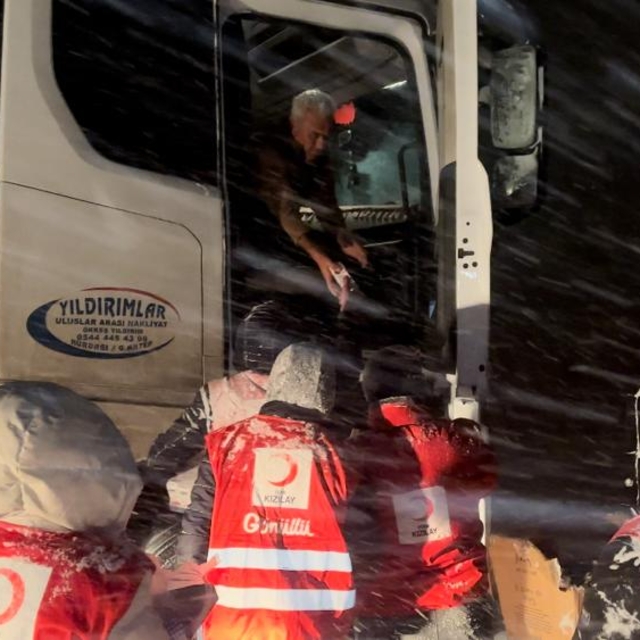 Van'da Kızılay ekipleri yolda kalan sürücülere kumanya dağıttı
