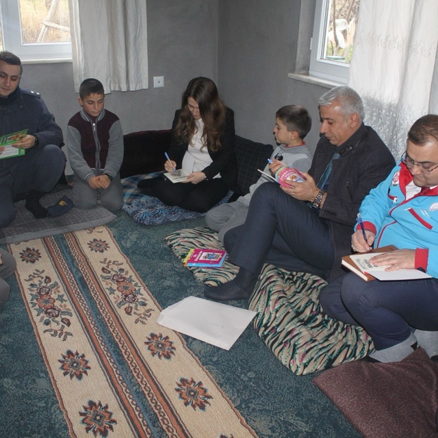 Yazıhan'da öğrencilere kitap ve kitaplık hediye edildi