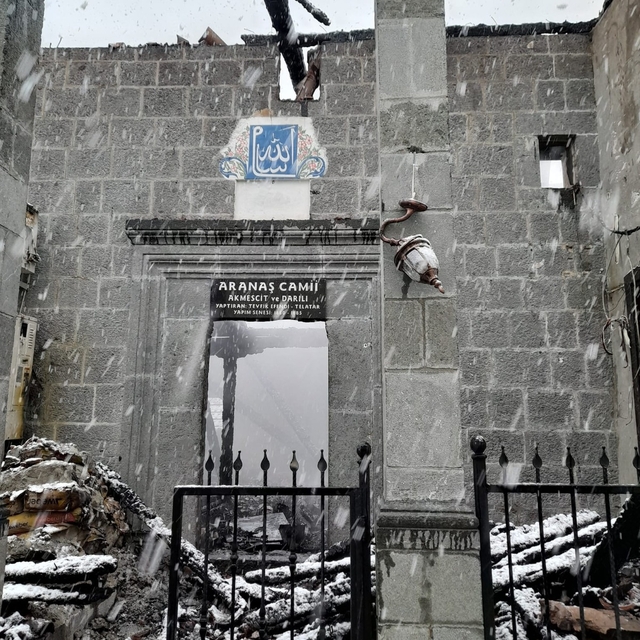 Rize'de tarihi cami yıldırım isabet etmesi sonucu yandı