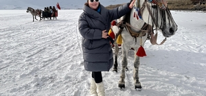 Yüzeyinin büyük bölümü donan Çıldır Gölü'nde hafta sonu yoğunluğu