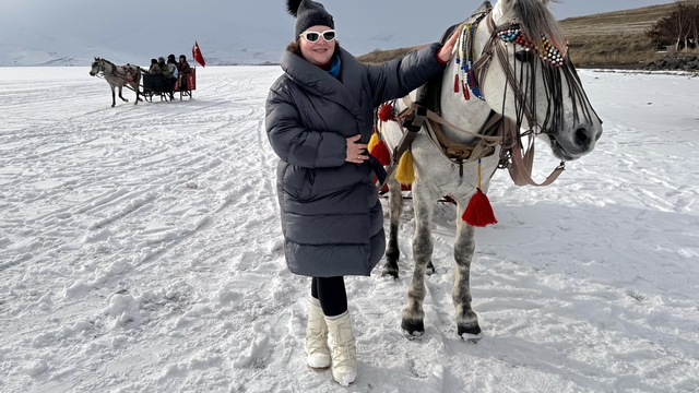 Yüzeyinin büyük bölümü donan Çıldır Gölü'nde hafta sonu yoğunluğu