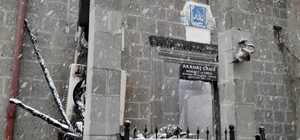 Dün ibadete açılan camide bugün yıldırım düşmesiyle yangın çıktı