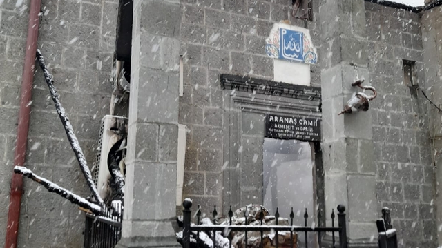 Dün ibadete açılan camide bugün yıldırım düşmesiyle yangın çıktı