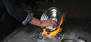 Tokatlı 80 yaşındaki kalay ustası, mesleğini 70 yıldır sürdürüyor