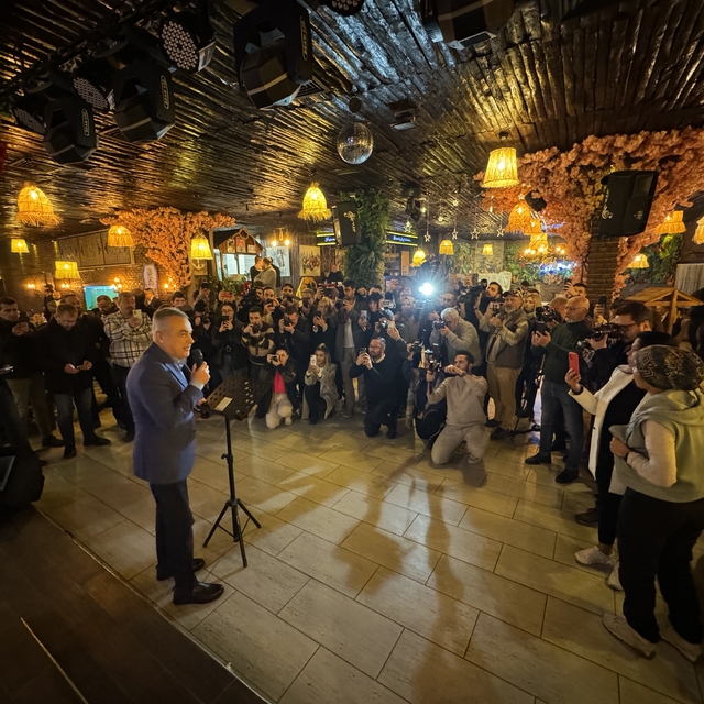 Aydın'da büyükşehir belediye başkan adayı Mustafa Savaş, gazetecilerle bulu...