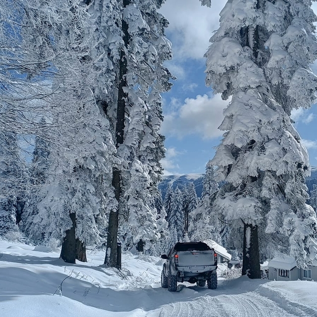 Düzce'de off-road tutkunları "kar safarisi"nde buluştu