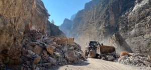 Kayseri'deki Kapuzbaşı Şelaleleri yolunda heyelan nedeniyle ulaşım aksadı