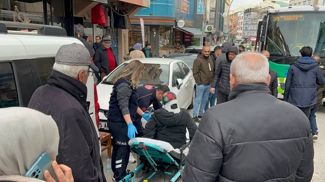 Kocaeli'de midibüs ile hafif ticari aracın çarpıştığı kazada 2 kişi yaralandı