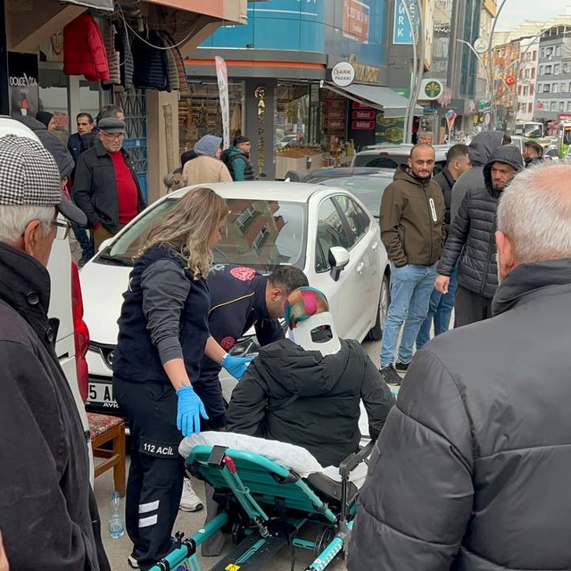 Kocaeli'de midibüs ile hafif ticari aracın çarpıştığı kazada 2 kişi yaralan...
