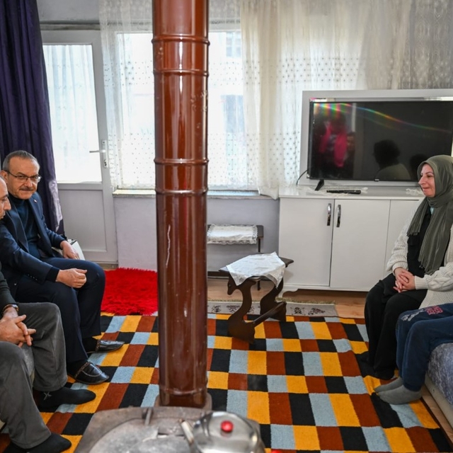 Kocaeli Valisi Yavuz, Gölcük'te aile ziyaretlerinde bulundu