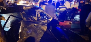 Antalya'da palmiye ağacına çarpan otomobildeki 3 kişi yaralandı