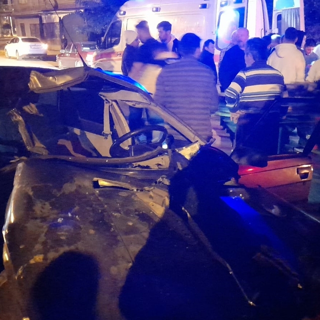 Antalya'da palmiye ağacına çarpan otomobildeki 3 kişi yaralandı