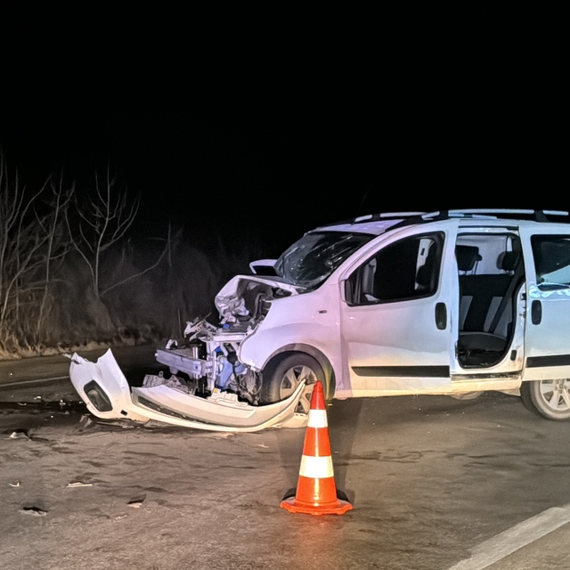 Edirne'de tırla hafif ticari aracın karıştığı kazada 2 kişi yaralandı