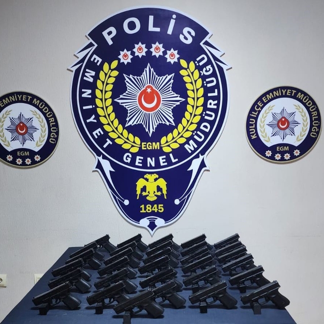 Konya'da durdurulan araçta ruhsatsız tabancalarla yakalanan 2 kişi gözaltın...
