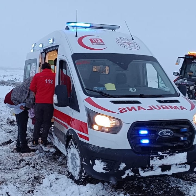 Van'da yolu kardan kapanan mahallelerdeki hastaların yardımına belediye eki...
