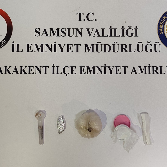 Samsun'da uyuşturucu bulunan araçtaki 2 şüpheli gözaltına alındı