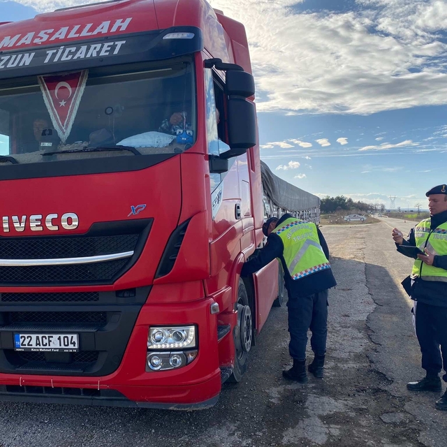 Edirne'de jandarma ekipleri kış lastiği denetimi yaptı