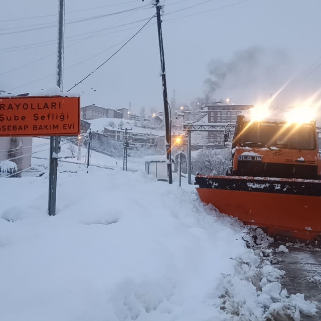 Beytüşşebap'ta kar kalınlığı 1 metreyi aştı, 20 köy yolu kapandı