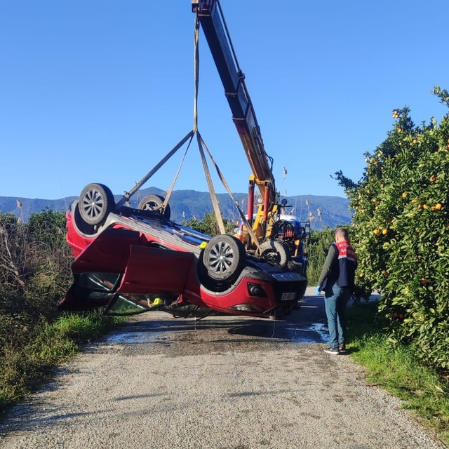 Muğla'da su kanalına devrilen otomobilin sürücüsü öldü