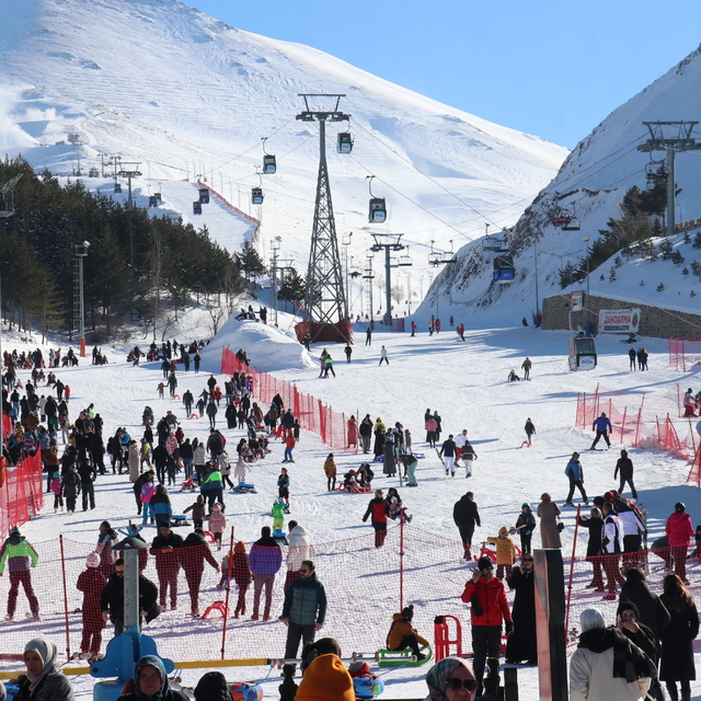 Palandöken Kayak Merkezinde hafta sonu yoğunluğu yaşandı
