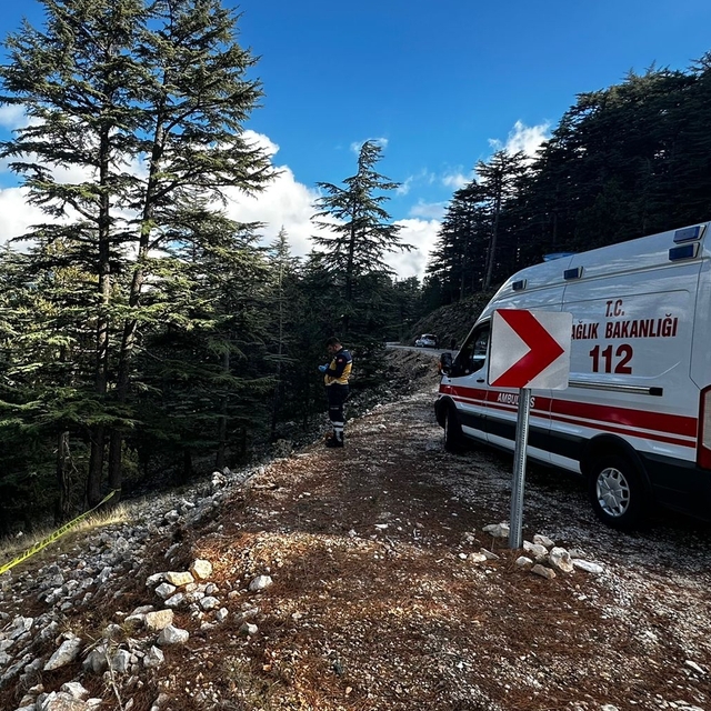 Antalya'da devrilen hafif ticari araçtaki 1 kişi öldü, 2 kişi yaralandı