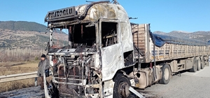 Burdur'da seyir halindeki tır alev aldı