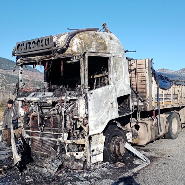 Burdur'da seyir halindeki tır alev aldı