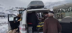 Siirt'te yolu kardan kapanan köyde rahatsızlanan çift ekiplerce hastaneye ulaştırıldı