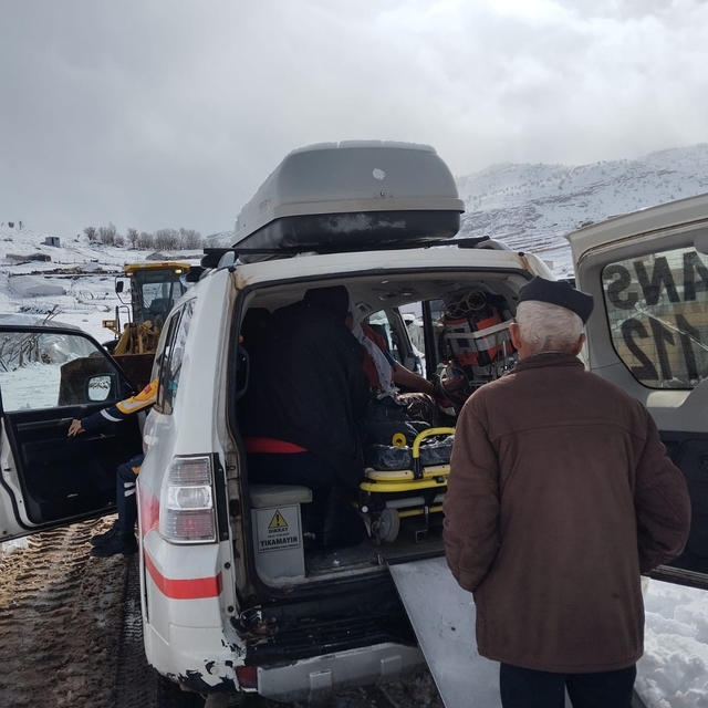 Siirt'te yolu kardan kapanan köyde rahatsızlanan çift ekiplerce hastaneye u...