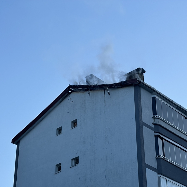 Ayancık'ta bir apartmanın baca ve çatısında çıkan yangın söndürüldü