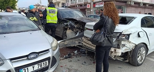 Hatay'da zincirleme kazaya karışan 4 araçta hasar oluştu 