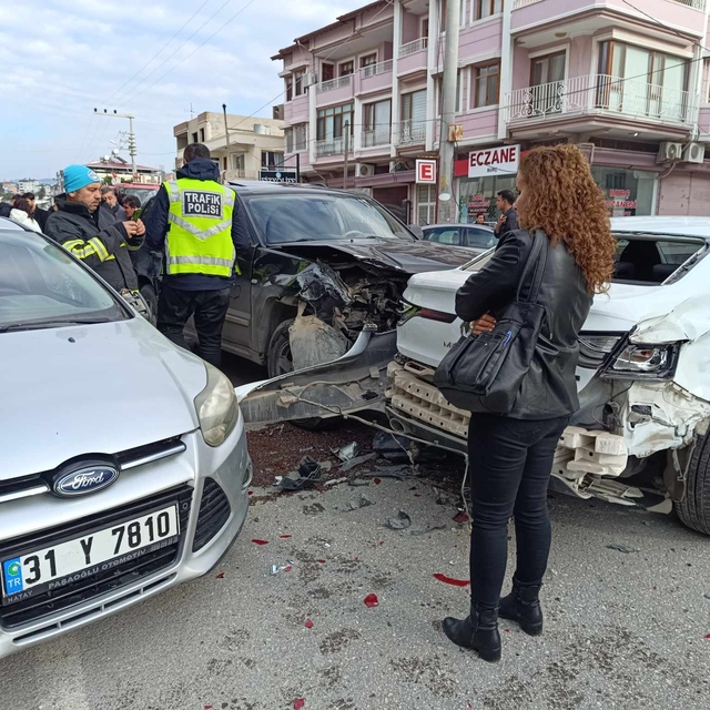 Hatay'da zincirleme kazaya karışan 4 araçta hasar oluştu