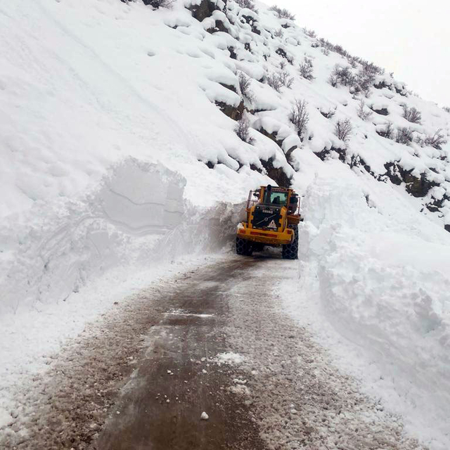 Hakkari'de 2 köyün yolu çığ nedeniyle kapandı