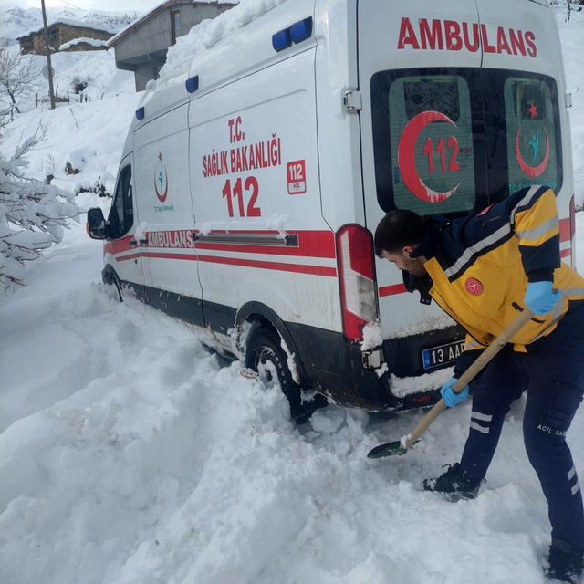 Bitlis'te ulaşımın sağlanamadığı köylerdeki hastaların imdadına ekipler yet...