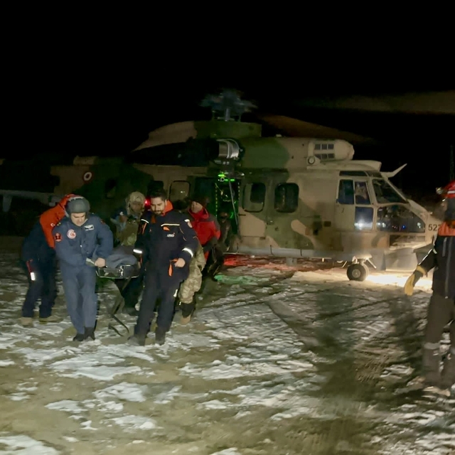 Tırmandıkları Hasan Dağı'ndan inişte düşüp yaralanan dağcı helikopterle kur...