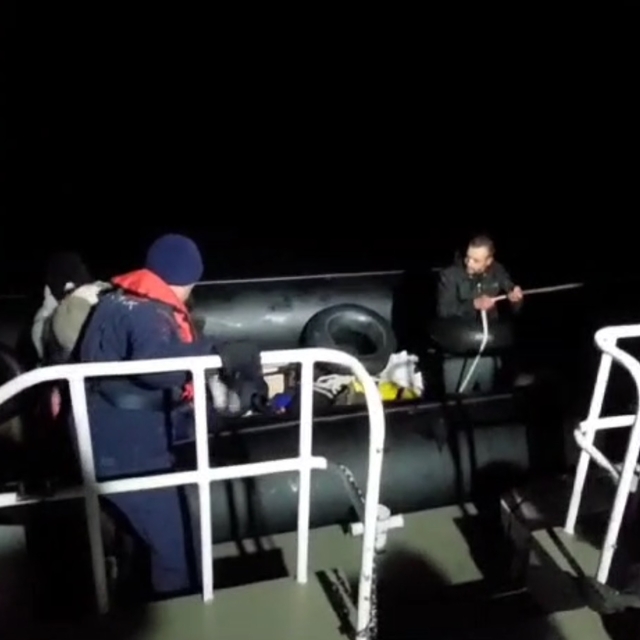 Ayvalık açıklarında 25 düzensiz göçmen kurtarıldı