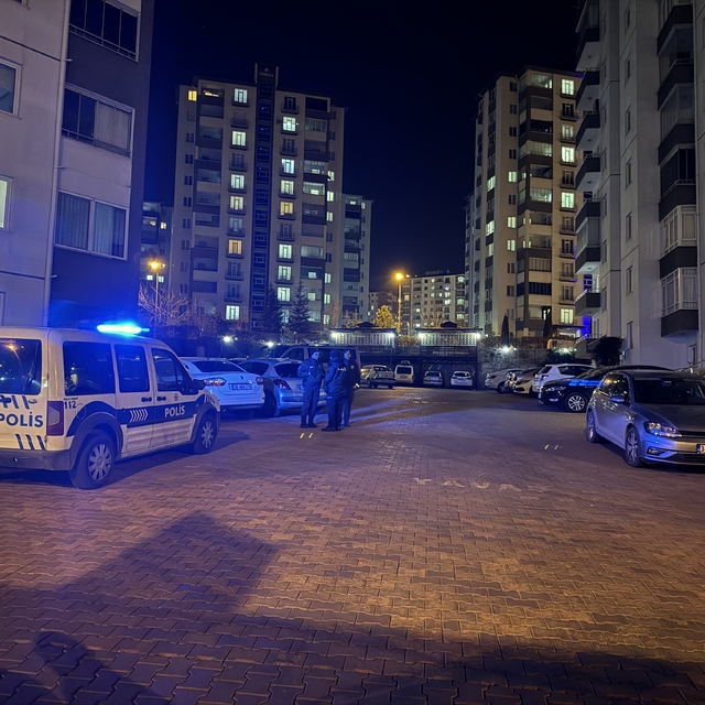 Kayseri'de tabancanın kazara ateş alması sonucu 2 kişi yaralandı