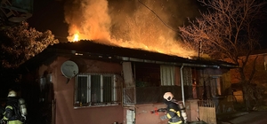 Kocaeli'de çıkan yangında tek katlı ev kullanılamaz hale geldi