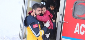 Ağrı'da yolu kardan kapanan mezradaki hasta 4 kardeşe paletli ambulansla ul...