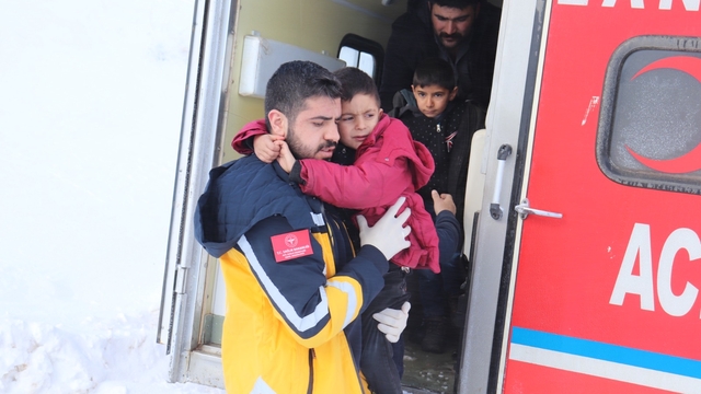 Ağrı'da yolu kardan kapanan mezradaki hasta 4 kardeşe paletli ambulansla ulaşıldı