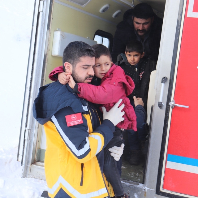 Ağrı'da yolu kardan kapanan mezradaki hasta 4 kardeşe paletli ambulansla ul...