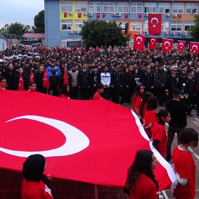 Mersin'deki okullarda şehitler için saygı duruşu